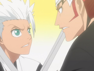 Renji is tricked into attacking Hitsugaya.