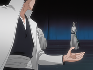 Aizen gives Ulquiorra orders.