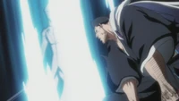 Isshin ataca a Aizen con un Getsuga Tensho
