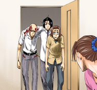 Yumichika and Ikkaku are brought to Keigo's apartment.