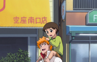 Ichigo carries Tomoya on his shoulders.