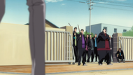 Uryū approaches the gang.