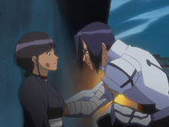 Nemu gives Uryū her antidote for Mayuri's poison.