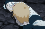 Kokutō grunts in pain as Ichigo tries to help him.