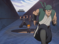 Ganju flees from Ikkaku and Yumichika, leaving Ichigo behind.