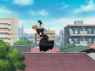 Ichigo carries Rukia across Karakura Town.