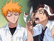 Ichigo cuts Keigo's headband off his head.