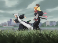 Rangiku carries Shōta as she and Hitsugaya run to the river.