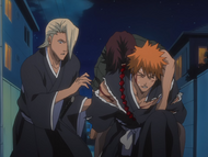 Ichigo carries an injured Keigo.