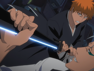 Grimmjow demonstrates his Hierro by catching Ichigo's blade.