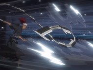 Renji disperses Günther with Zabimaru.