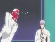 Aaroniero berates Gin Ichimaru for assuming that his is a group name.