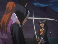 Mabashi watches as Shūhei Hisagi protects Orihime Inoue from a possessed Rukia.