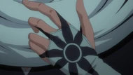 Zommari ensnares Byakuya's hand with Amor.