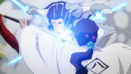 Starrk uses Colmillo to clash with Shunsui’s Zanpakutō.