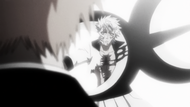 Ichigo watches as Grimmjow is attacked by Nnoitra Gilga.