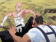 Ikkaku struggles to keep Tessai from tending to his injuries.
