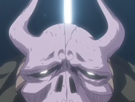 Gin Ichimaru's Shinsō pierces the skull of the Huge Hollow, killing it.