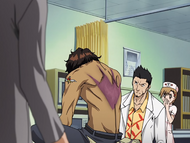 Yuzu watches as Isshin examines Sado's injuries.