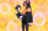 Yoruichi carries Suì-Fēng.