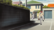 Keigo carries Chizuru away from Aizen.