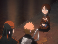 Hanatarō shows his stamina pill to Ichigo and Ganju.