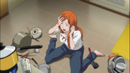 Orihime rozmawia z Sado przez telefon.