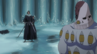 A frightened Hanatarō stands behind Byakuya as Zommari looks on.