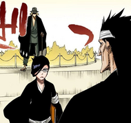 Nanao prevents Kenpachi from approaching Urahara.