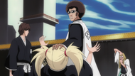 Aizen watches as Love keeps Hiyori away from Shinji.