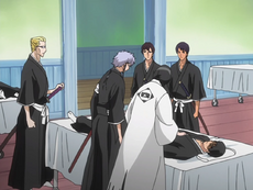 Lemura detrás de Unohana e Isane, mientras estas están curando a un Shinigami