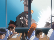 Orihime watches as Ichigo purifies a Hollow.