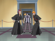 Kon and Uryū watch as Ichigo and Renji refuse to work with each other.