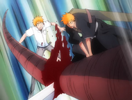 Ichigo slices through the Millipede-like Hollow's tentacle.