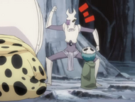 Dondochakka watches as Pesche instructs Nel to pretend that she never knew Ichigo.
