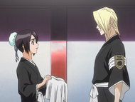 Hinamori shows Renji's badge to Izuru.