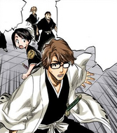 Aizen instructs Hinamori to get the other Shinigami to safety.