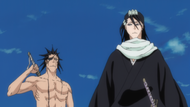 Byakuya & Kenpachi arrive to help Ichigo.