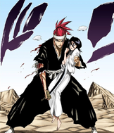 Renji stands with a wounded arm while protecting Rukia from Aizen.