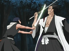 Kenpachi bloquant facilement l'attaque d'Ichinose.