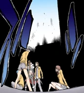 413Friends experience.png (611 KB) Ichigo's friends experience the crushing sensation of Aizen's Reiatsu as Don Kanonji carries Michiru.
