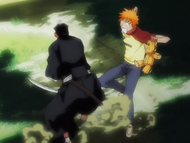 Ichigo sidesteps Eikichirō Saidō's attack while holding Kon.