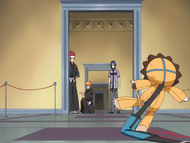 Uryū watches as Ichigo pulls Kon all the way back to the original room.