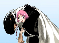 Yachiru carries Kenpachi on her shoulders.