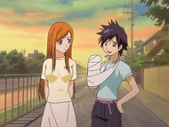 Tatsuki discusses her broken arm with Orihime.