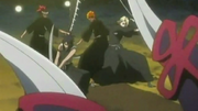 Ichigo y Renji siendo salvados por Hisagi y Kira