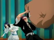 Renji protects Uryu