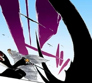 Aizen evades Ichigo's second Getsuga Tenshō.