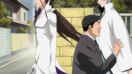 A Human is killed as Aizen and Gin walk past him.