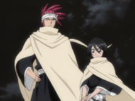 Renji shows up in Hueco Mundo with Rukia.